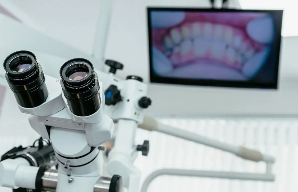 Диагностика зубов с использованием микроскопа - стоматология Dental Clinic Dominanta ул. Чапаева 77 запишитесь прямо сейчас!
